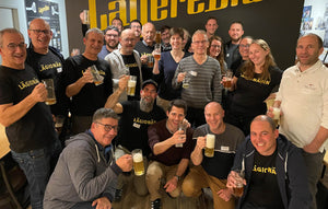 Lägionär-Einführungskurse
(Bier-Kurs)
Der Lägionär, ein Mix zwischen LägereBräu und Passionär.
Das nur teilweise bierernst-gemeinte Botschafterprogramm richtet sich an die vielen Brauerei-Fans, die einerseits näher am Puls des innovativen Kleinunternehmens sein möchten und andererseits mehr über Bierkultur und ihre Biere wissen wollen.
Der Kurs wird geleitet von Lukas Porro, Geschäftsführer der LägereBräu und Schweizer Meister der Biersommeliers (Nov. 2023).