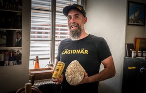 Lägionär-Wiederholungskurse
(Bier-Kurs)
Der Lägionär, ein Mix zwischen LägereBräu und Passionär.
Das nur teilweise bierernst-gemeinte Botschafterprogramm richtet sich an die vielen Brauerei-Fans, die einerseits näher am Puls des innovativen Kleinunternehmens sein möchten und andererseits mehr über Bierkultur und ihre Biere wissen wollen.
Der Kurs wird geleitet von Lukas Porro, Geschäftsführer der LägereBräu und Schweizer Meister der Biersommeliers (Nov. 2023).