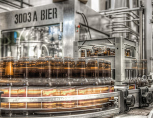 2012 – LägereBräu – Einbau Abfüllanlage
Um die steigende Nachfrage nach Flaschenbier bewältigen zu können, wird in eine Abfüllmaschine investiert. Sie füllt bis zu 3000 Flaschen pro Stunde.