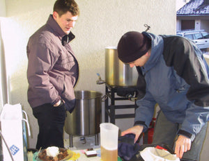 Zwei der LägereBräu Urväter prüfen das Rezept.