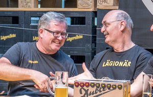 Der abtretende LägereBräu Verwaltungsrat Beat Meier gratuliert seinen Nachfolger Holger Czerwenka.