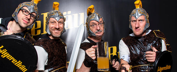 Lägionärs-Kurse
(Bier-Kurs)
Der Lägionär, ein Mix zwischen LägereBräu und Passionär.
Das nur teilweise bierernst-gemeinte Botschafterprogramm richtet sich an die vielen Brauerei-Fans, die einerseits näher am Puls des innovativen Kleinunternehmens sein möchten und andererseits mehr über Bierkultur und ihre Biere wissen wollen.
Der Kurs wird geleitet von Lukas Porro, Geschäftsführer der LägereBräu und Schweizer Meister der Biersommeliers (Nov. 2023).